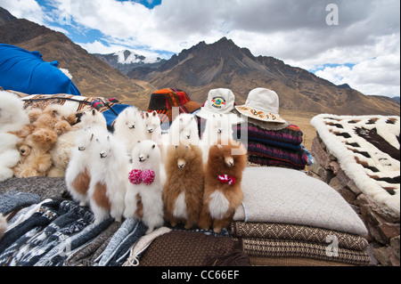 Peru. Feliz Viaje. Local souvenir vendors at the artisan market Puno les desea feliz viaje pass, Puno, Peru Stock Photo