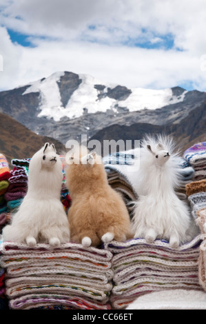 Peru. Feliz Viaje. Local souvenir vendors at the artisan market Puno les desea feliz viaje pass, Puno, Peru Stock Photo