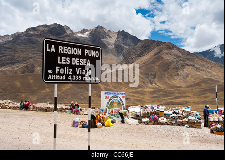 Peru. Feliz Viaje. Local souvenir vendors at the artisan market Puno les desea feliz viaje pass, Puno, Peru Stock Photo