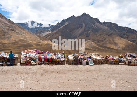 Peru. Feliz Viaje. Local souvenir vendors at the artisan market Puno les desea feliz viaje pass, Puno, Peru Stock Photo