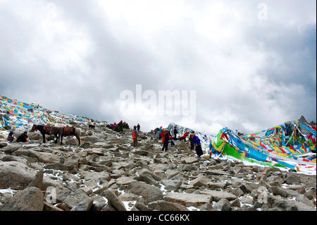 Tibetan people resting on a mountainside, Ngari, Tibet, China Stock Photo