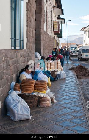 Oro pesa 'Chuta' (pan or bread) street vendors in Cusco, Peru. Stock Photo