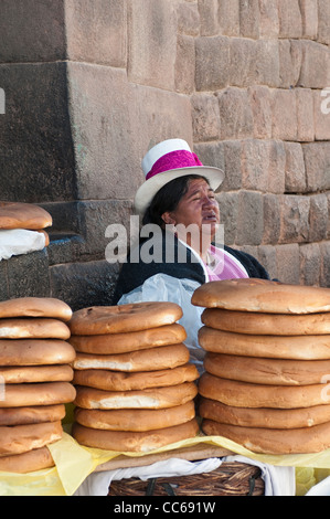 Jogador amador de futebol chuta uma bola Stock Photo - Alamy