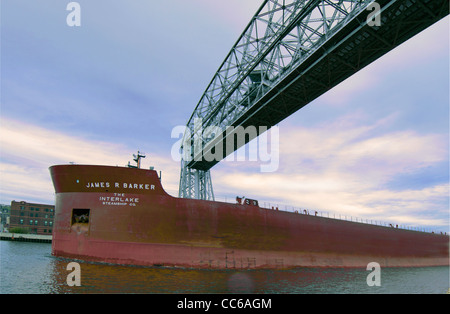 The 1000-foot freighter, James R. Barker, passing under the Aerial Lift Bridge on Lake Superior in Duluth, Minnesota Stock Photo