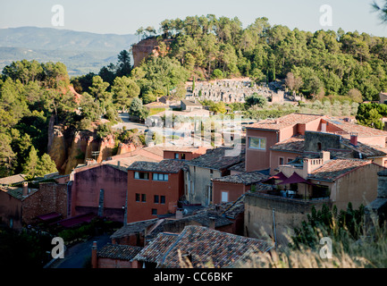 Beautiful old homes rest on a hillside in Roussillon, Lubéron, France Stock Photo