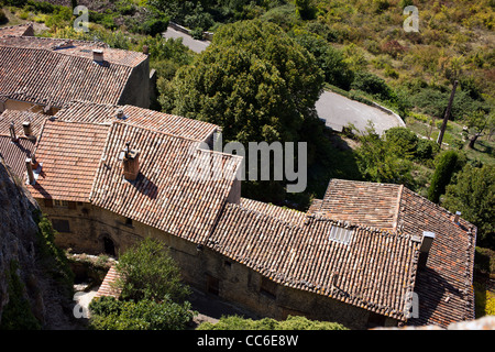 An overhead view of a cluster of homes on a hillside in Saignon, France Stock Photo