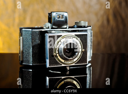 https://l450v.alamy.com/450v/cc6y9x/kodak-bantam-1930s-828-mini-folding-film-camera-one-of-the-first-pocket-cc6y9x.jpg