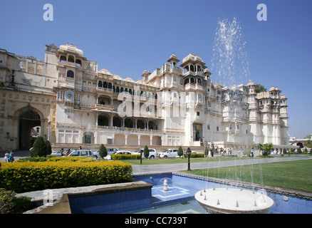 View of the City Palace of Udaipur, home of the Maharaja of Udaipur, a museum and a luxury hotel, Rajasthan, India