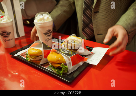 Hundreds of burger lovers descend on the new Steak 'n Shake Signature restaurant in New York Stock Photo