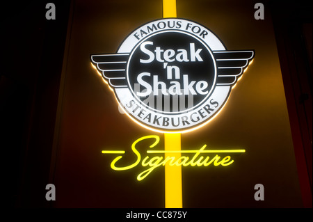 Hundreds of burger lovers descend on the new Steak 'n Shake Signature restaurant in New York Stock Photo