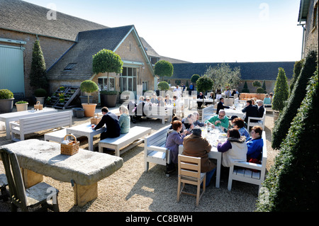 Open air dining at Daylesford Organic Farmshop near Stow-on-the-Wold, Gloucestershire UK Stock Photo