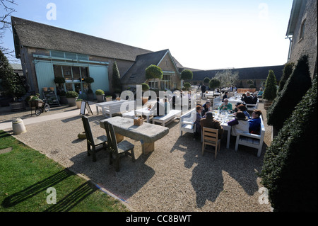 Open air dining at Daylesford Organic Farmshop near Stow-on-the-Wold, Gloucestershire UK Stock Photo