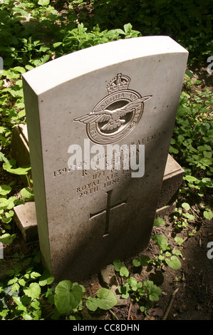 Commonwealth War Graves Commission style headstone of B S Seddon, pilot under training, died 1943, Abney Park Cemetery, London Stock Photo