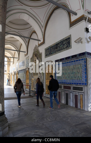 Tourists exploring the Topkapi Palace Istanbul Stock Photo