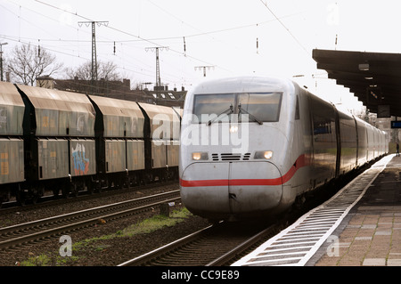 Inter city ICE train at platform at Frankfurt railway station Stock ...