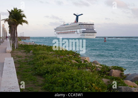 A cruise ship leaving the Port of Miami passing South Pointe Park Stock Photo