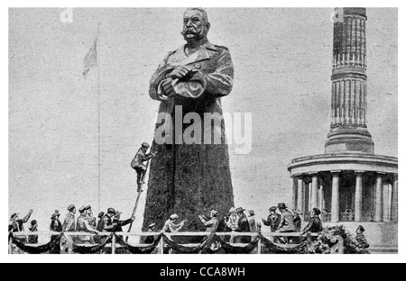 1918  Berlin colossaol Paul Ludwig Hans Anton von Beneckendorff und von Hindenburg Statue Victory Column monument Stock Photo