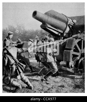 1914 German siege Gun Antwerp monster giant Artillery gunner gunners dragging pulling cannon rifle hard work Stock Photo