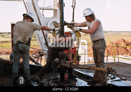 Woman Roughneck Rig A roughneck works on a drilling rig in Wyoming during the winter Stock ...