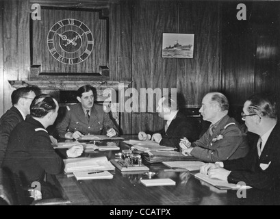 CHARLES DE GAULLE presides over a meeting of the Free French Command at 3/4 Carlton Gardens, London in 1941 Stock Photo