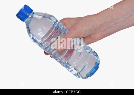 Eine Wasserflasche wird in der Hand gehalten | a water bottle is hand-held