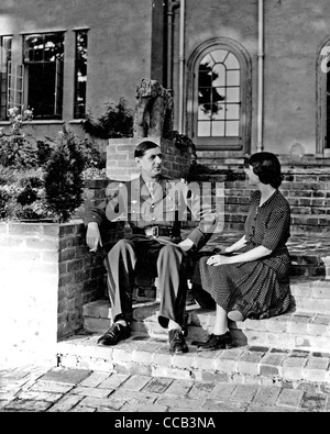 CHARLES DE GAULLE  with his wife Yvonne  at their exile home, Rodinghead, Little Gaddesden, Berkhampstead in July 1941 Stock Photo