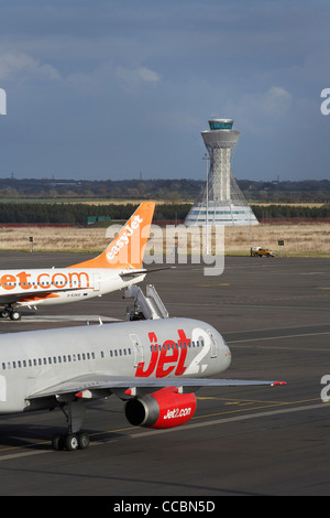 NEWCASTLE AIRPORT CONTROL TOWER TOWER WITH PLANES LINED UP IN FOREGROUND Stock Photo