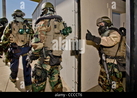 FBI SWAT (Special Weapons and Tactics) team member wears specialized 'weapons of Mass Destruction' equipment  during training Stock Photo