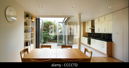 PRIVATE HOUSE ARCHICRAFT ROB MATHISON SOUTH WOODFORD LONDON UK 2009 PANORAMIC INTERIOR SHOT SHOWING THE FEATURE GLASS DOOR AND Stock Photo