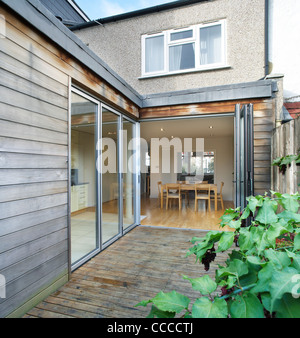 PRIVATE HOUSE, ARCHICRAFT, ROB MATHISON, SOUTH WOODFORD, LONDON, UK, 2009. EXTERIOR SHOT SHOWING THE OPEN PLAN DESIGN INTERIOR Stock Photo