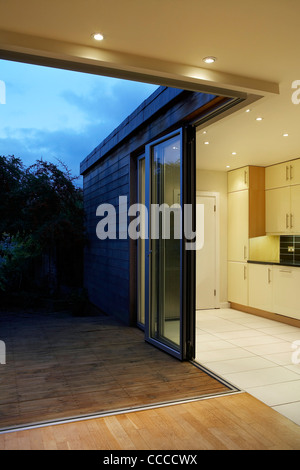 PRIVATE HOUSE ARCHICRAFT ROB MATHISON SOUTH WOODFORD LONDON UK 2009 INTERIOR SHOT SHOWING THE SLEEK DESIGN OF THE OPEN PLAN Stock Photo