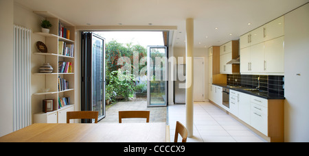 PRIVATE HOUSE ARCHICRAFT ROB MATHISON SOUTH WOODFORD LONDON UK 2009 PANORAMIC INTERIOR SHOT SHOWING THE FEATURE GLASS DOOR AND Stock Photo