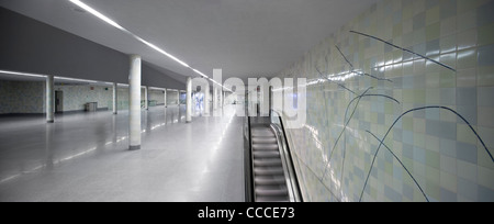 SÃO BENTO METRO DO PORTO ALVARO SIZA PORTO 2005 PANORAMIC VIEW OF CONCOURSE WITH ESCALATOR AND GLAZED TILE WALL Stock Photo