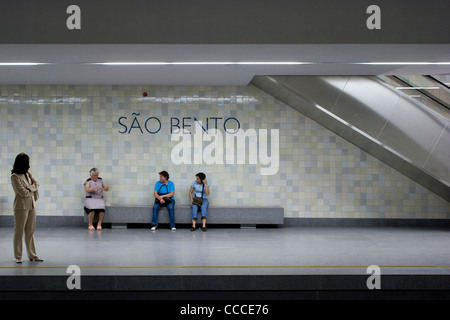 SÃO BENTO METRO DO PORTO ALVARO SIZA PORTO 2005 FRONTAL VIEW OF PLATFORM AREA WITH WAITING PASSENGER Stock Photo