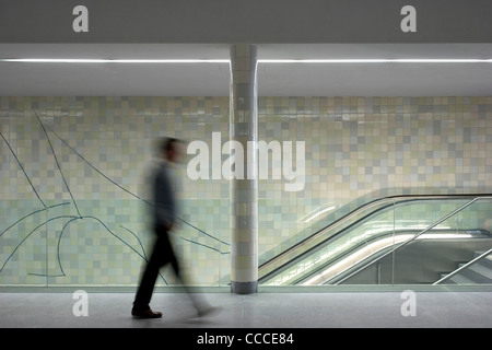 SAO BENTO METRO DO PORTO ALVARO SIZA PORTO 2005 GRAPHIC VIEW OF MOVING PASSENGER IN FRONT OF GLAZED TILED WALL WITH ESCALATOR Stock Photo