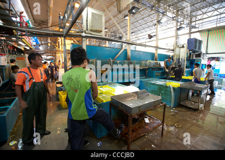 workers and fish buyers at aberdeen wholesale fish and seafood market hong kong hksar china asia Stock Photo