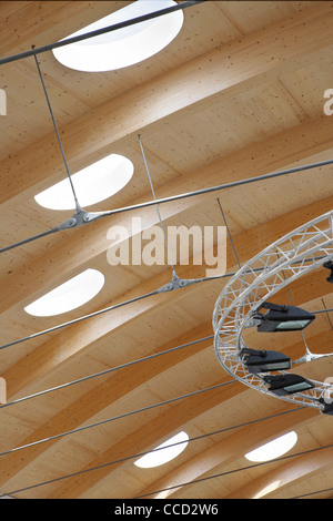 OPEN ACADEMY, SHEPPARD ROBSON, NORWICH, 2010, DETAIL OF WOODEN CEILING AND ROOFLIGHTS Stock Photo