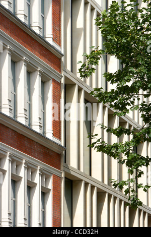 ONE SOUTHAMPTON ROW, SHEPPARD ROBSON, LONDON, 2010, DETAIL OF NEW BUILDING ALONGSIDE EXISTING FACADE Stock Photo
