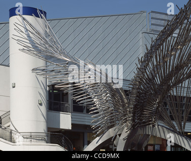 ANGEL SCULPTURE N1 SHOPPING CENTRE EXTERIOR Stock Photo