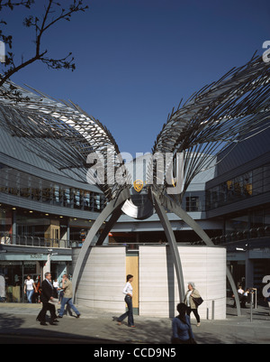 ANGEL SCULPTURE N1 SHOPPING CENTRE EXTERIOR Stock Photo