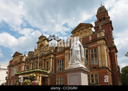 The Town Hall Hall and Queen Victoria Statue, Leamington Spa, Warwickshire, England Stock Photo