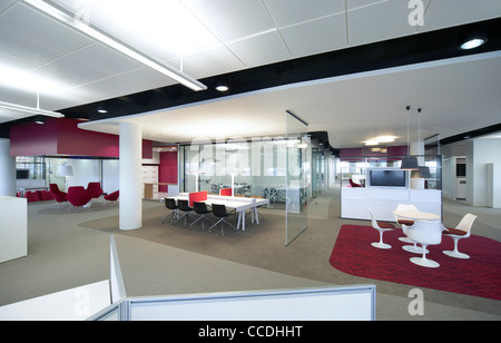 o2 headquarters tp bennett bath road slough berkshire uk 2009 interior view open plan office meeting areas showing modern decor Stock Photo