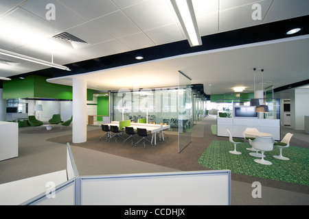 o2 headquarters tp bennett bath road slough berkshire uk 2009 interior view open plan office meeting areas showing modern decor Stock Photo