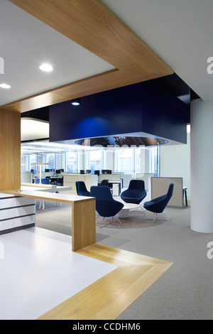 o2 headquarters tp bennett bath road slough berkshire uk 2009 interior view open plan office meeting areas showing modern decor Stock Photo