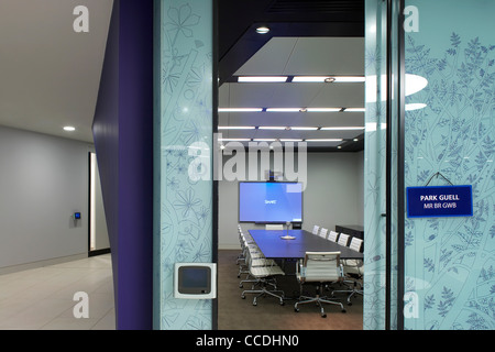 o2 headquarters, tp bennett, bath road, slough, berkshire, uk, 2009. interior view of a meeting area Stock Photo