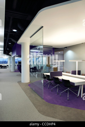 o2 headquarters tp bennett bath road slough berkshire uk 2009 interior view open plan office meeting areas showing modern decor Stock Photo