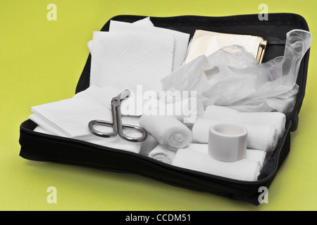 Detailansicht einer offenen Erste Hilfe Tasche | Detail photo of a opened First Aid Kit Stock Photo