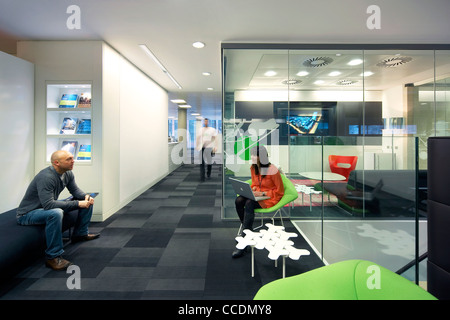HOK OFFICES HOK ARCHITECTS THE QUBE BUILDING 90 WHITFIELD STREET LONDON UK 2009 INTERIOR VIEW OF PEOPLE WORKING IN THE OPEN Stock Photo