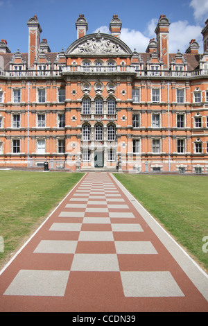 Founders Building Statue of Queen Victoria Founder's Building Royal Holloway college ...