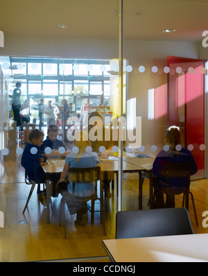 COBBLERS LANE SCHOOL GLAZED CLASSROOM WITHIN INTERNAL STREET Stock Photo